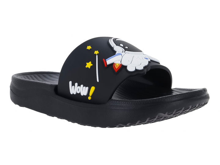 Sandalia slide color negro con detalle de astronauta, estrellas y la palabra Wow!