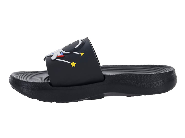 Sandalia slide color negro con detalle de astronauta, estrellas y la palabra Wow!