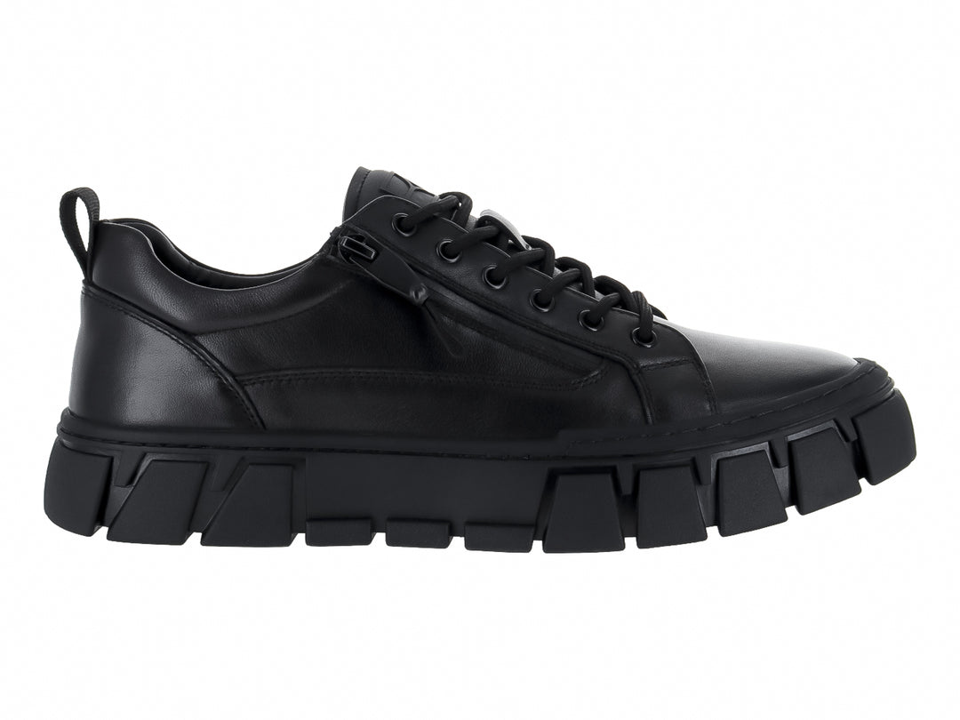 Zapato casual de cuero negro para mujer con suela de plataforma gruesa y cordones.