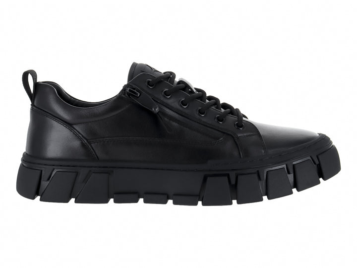 Zapato casual de cuero negro para mujer con suela de plataforma gruesa y cordones.