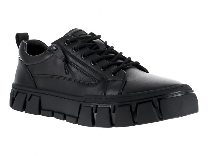 Zapato casual de cuero negro para mujer con suela de plataforma gruesa y cordones.