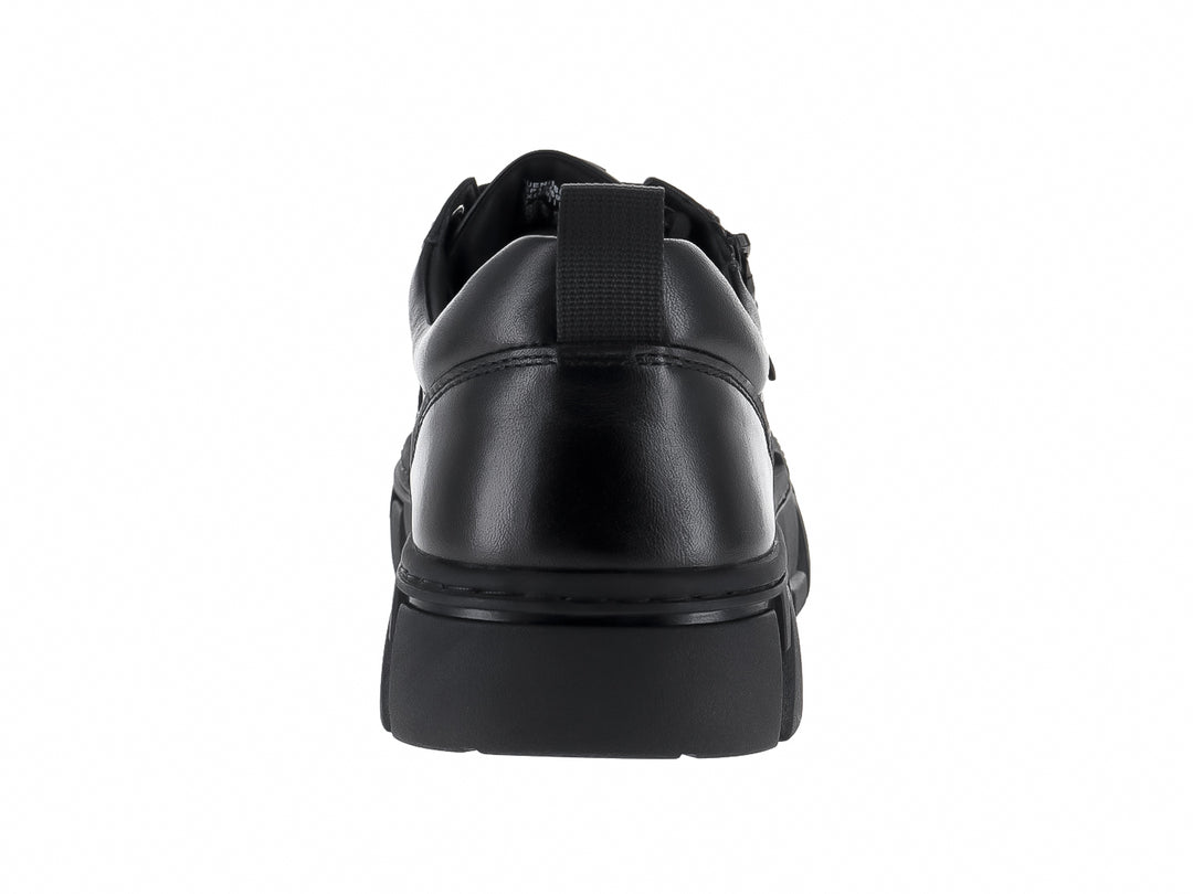 Zapato casual de cuero negro para mujer con suela de plataforma gruesa y cordones.