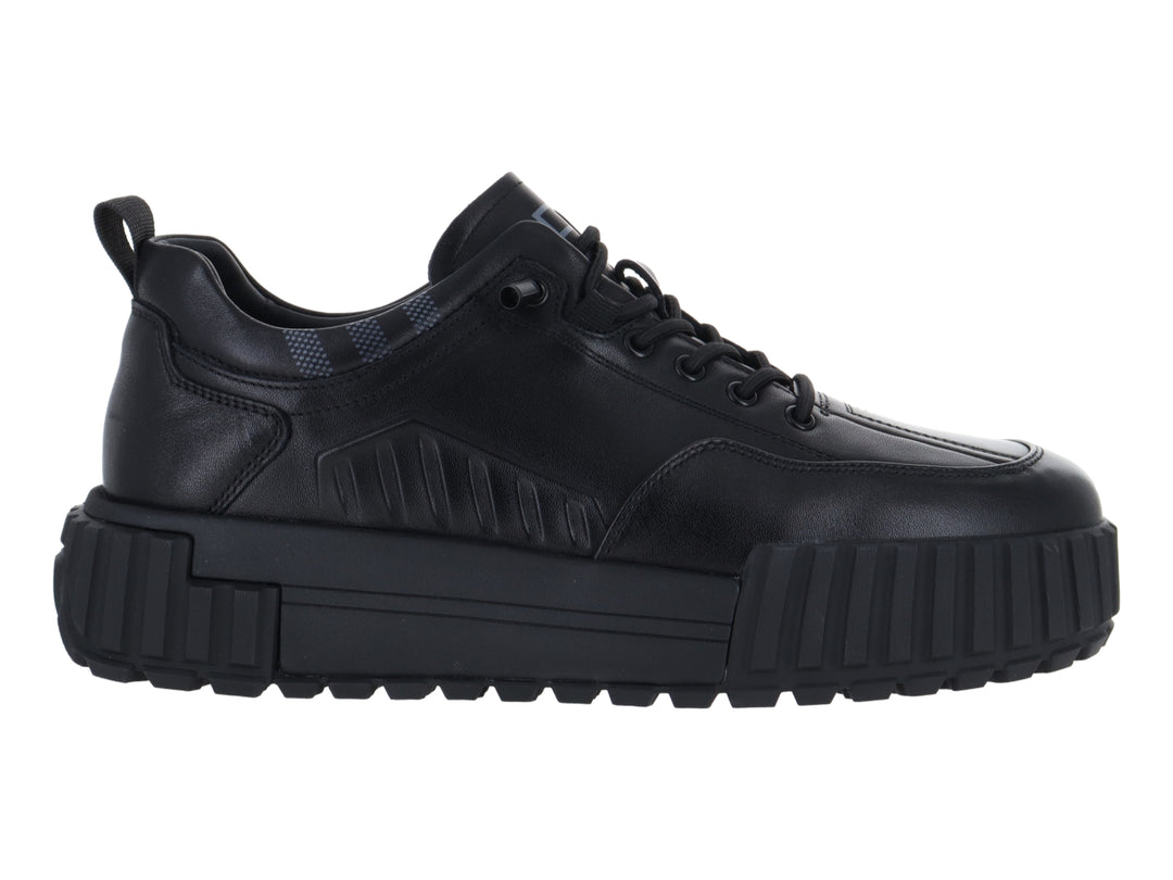 Tenis negros de cuero con suela gruesa y plataforma.