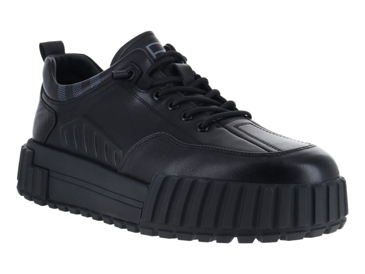 Tenis negros de cuero con suela gruesa y plataforma.