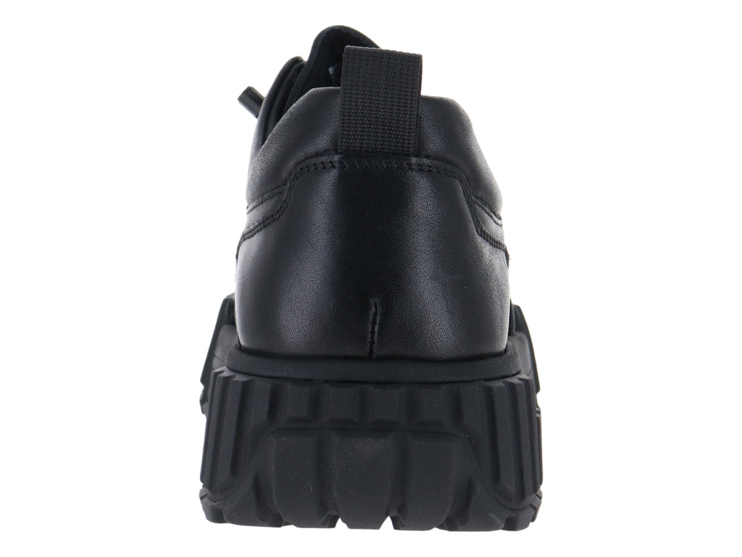 Tenis negros de cuero con suela gruesa y plataforma.