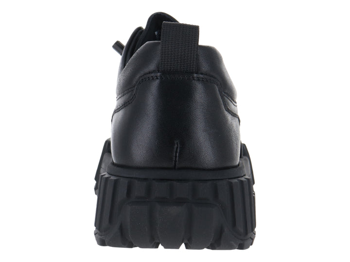 Tenis negros de cuero con suela gruesa y plataforma.