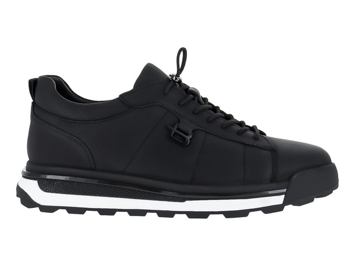 Tenis casuales de cuero color negro con suela blanca y detalles en negro para mujer.