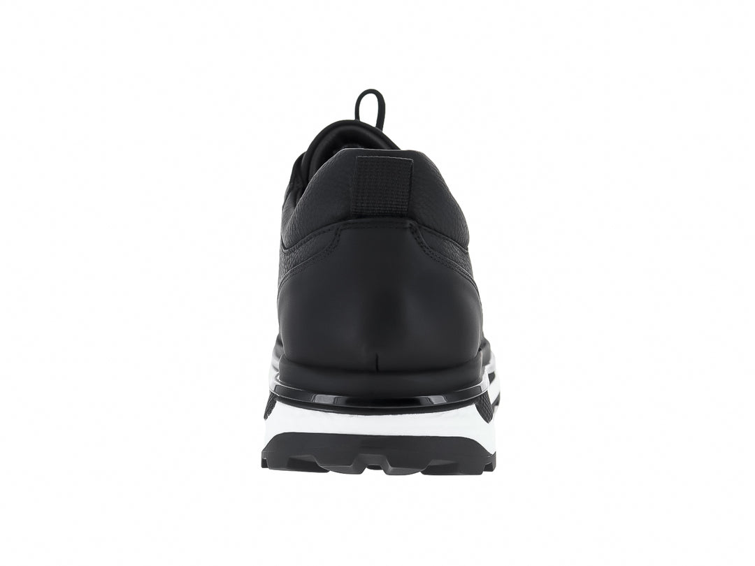 Tenis casuales de cuero color negro con suela blanca y detalles en negro para mujer.
