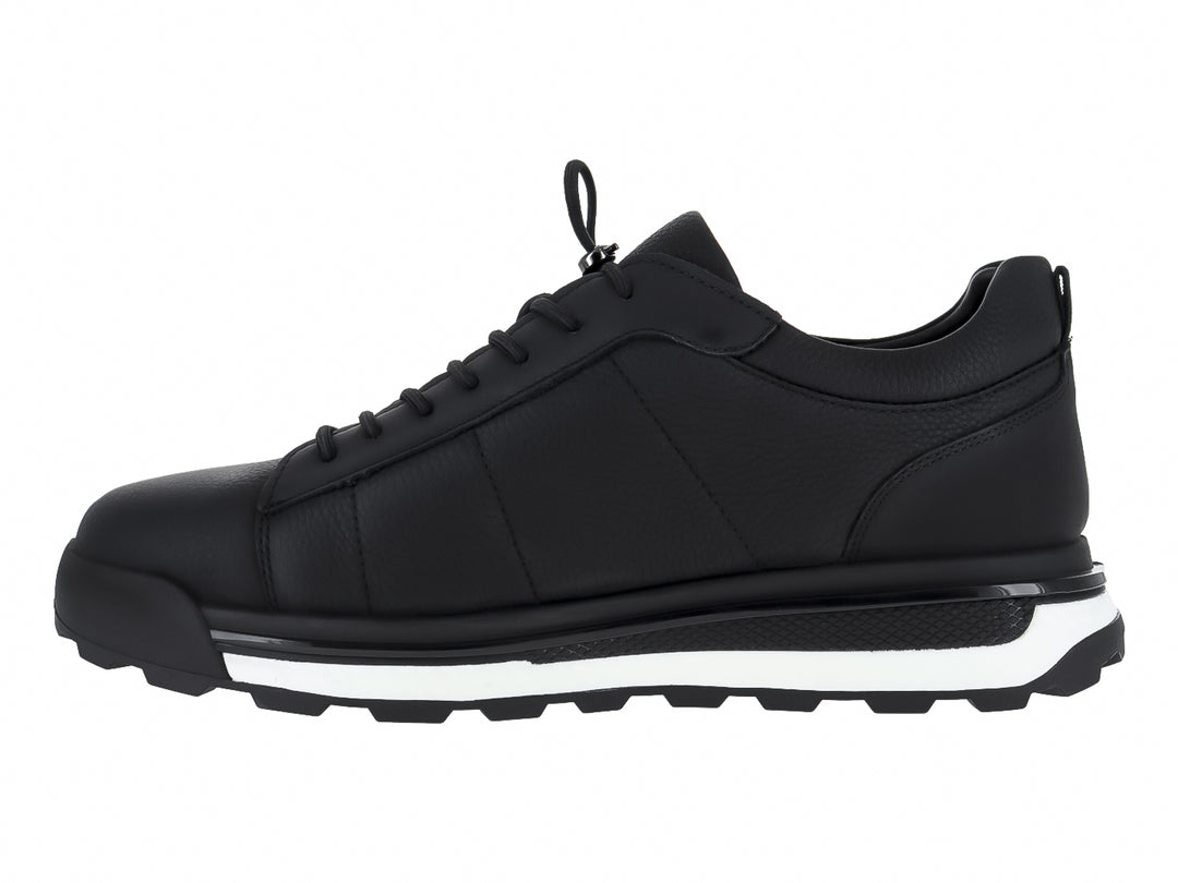 Tenis casuales de cuero color negro con suela blanca y detalles en negro para mujer.