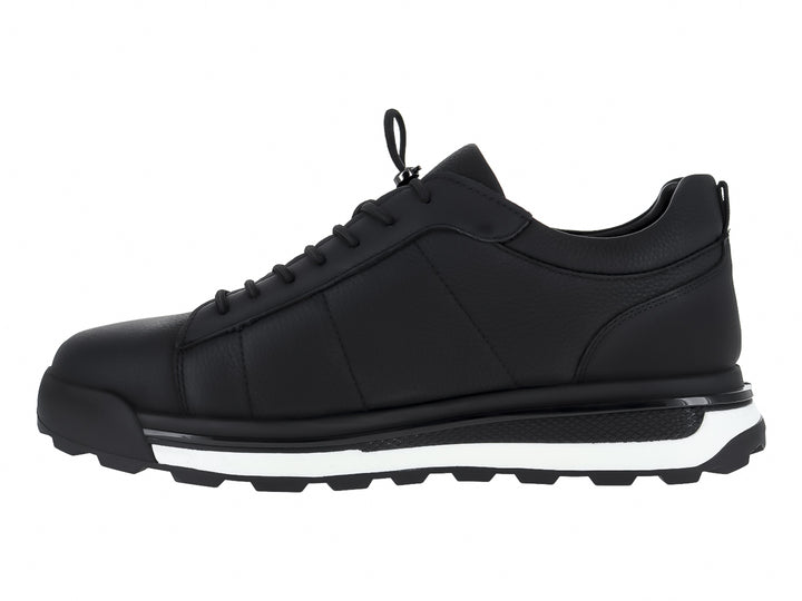 Tenis casuales de cuero color negro con suela blanca y detalles en negro para mujer.