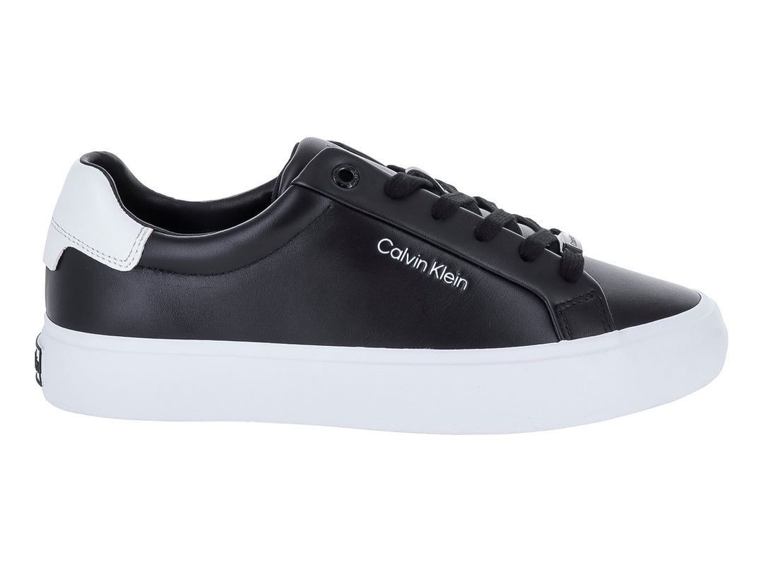Tenis Calvin Klein color negro con suela blanca y detalles en el talón.