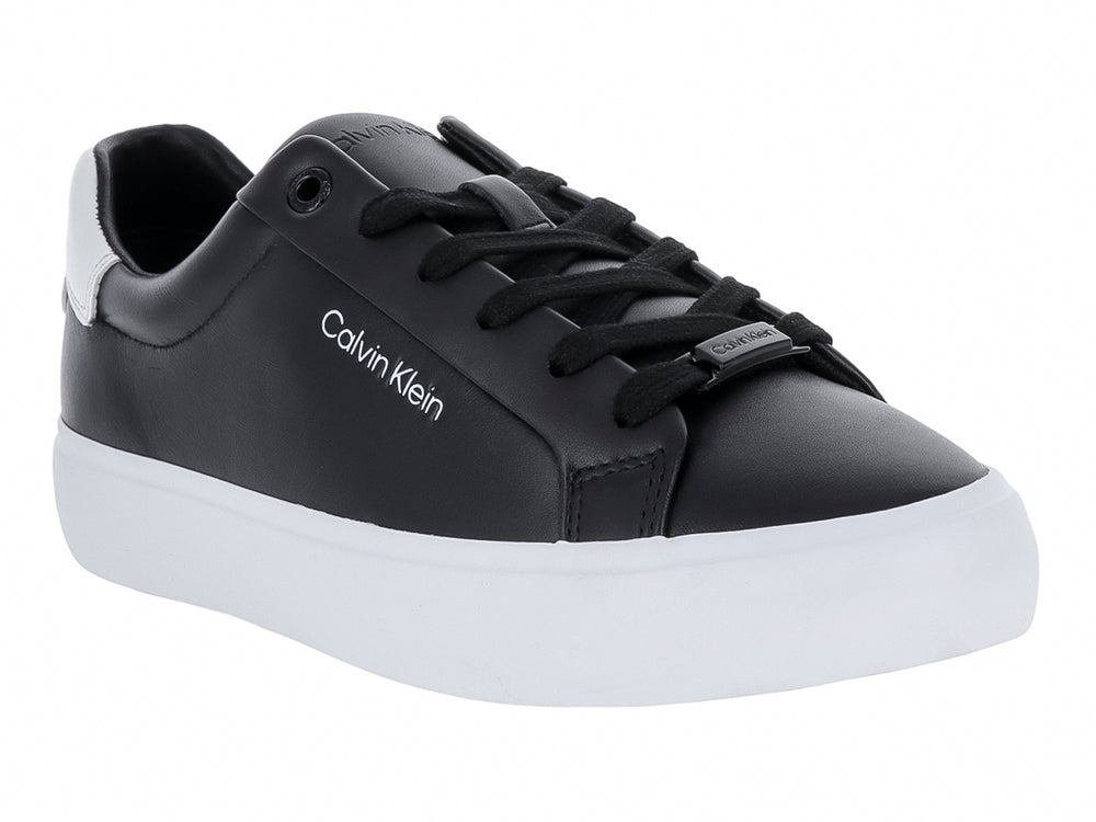 Tenis Calvin Klein color negro con suela blanca y detalles en el talón.