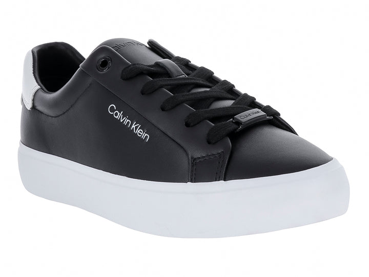 Tenis Calvin Klein color negro con suela blanca y detalles en el talón.