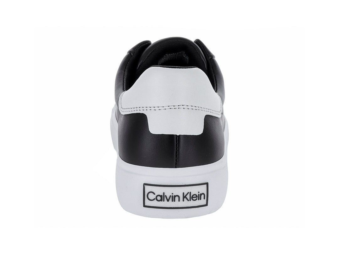 Tenis Calvin Klein color negro con suela blanca y detalles en el talón.
