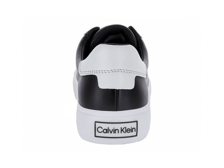Tenis Calvin Klein color negro con suela blanca y detalles en el talón.
