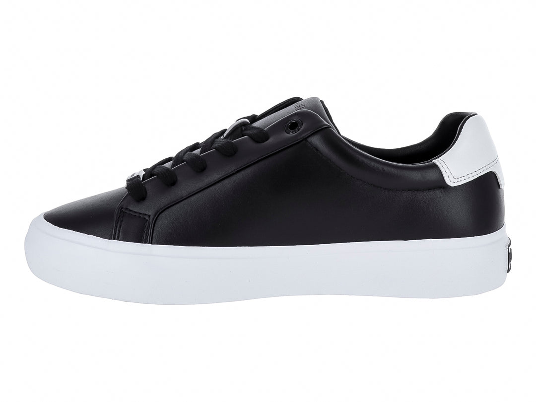 Tenis Calvin Klein color negro con suela blanca y detalles en el talón.