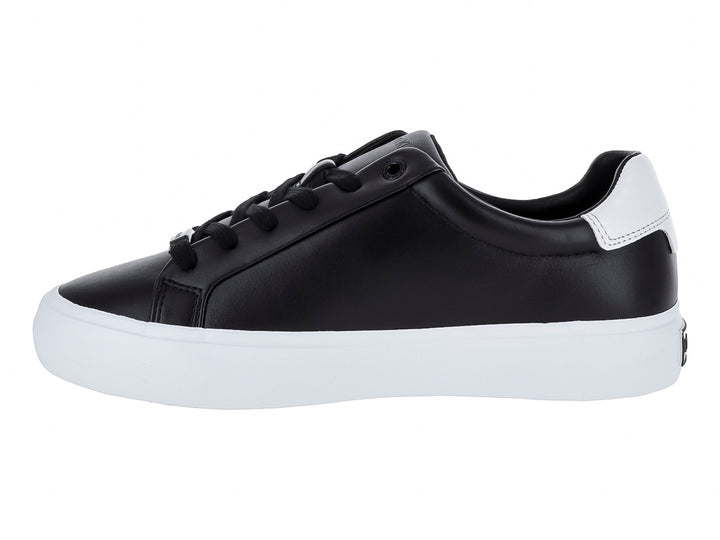 Tenis Calvin Klein color negro con suela blanca y detalles en el talón.