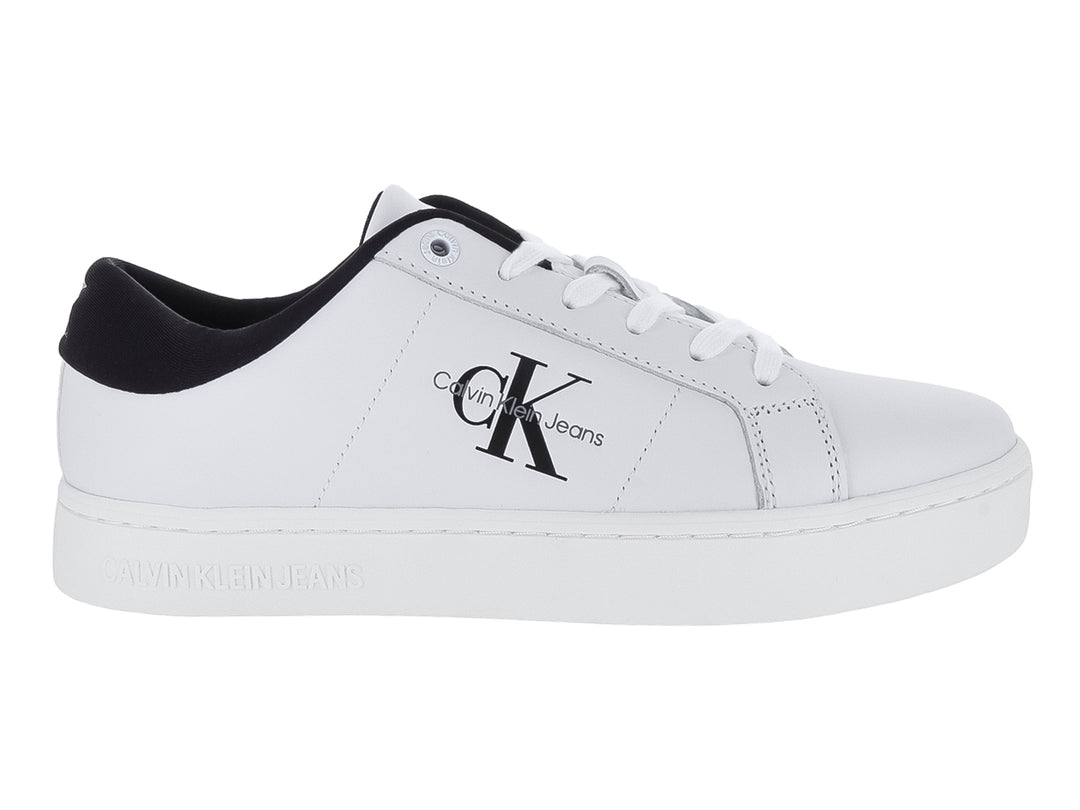 Tenis blancos de cuero Calvin Klein con detalles en negro en el talón y logotipo lateral