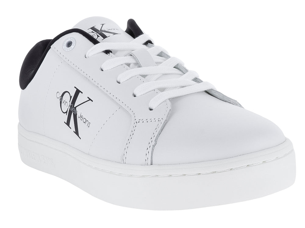 Tenis blancos de cuero Calvin Klein con detalles en negro en el talón y logotipo lateral