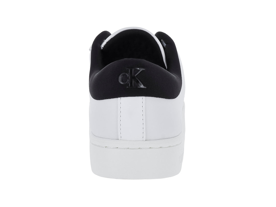 Tenis blancos de cuero Calvin Klein con detalles en negro en el talón y logotipo lateral