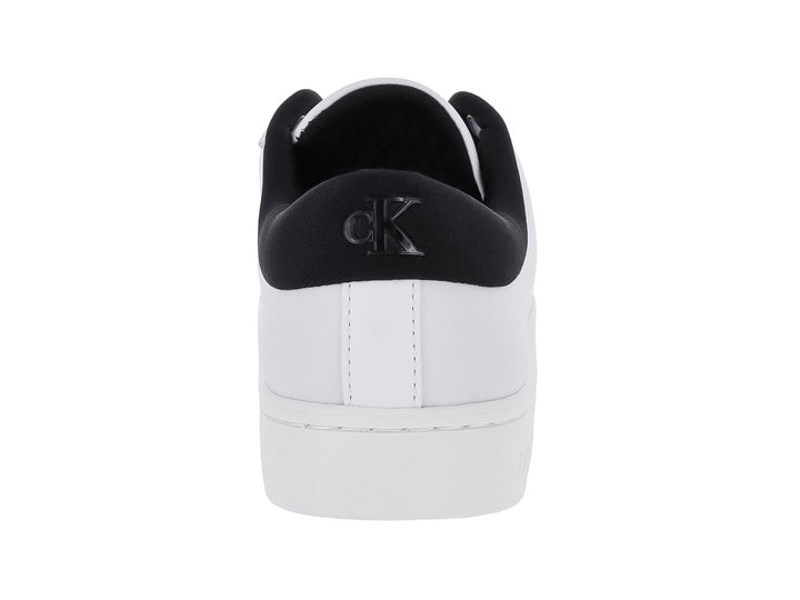 Tenis blancos de cuero Calvin Klein con detalles en negro en el talón y logotipo lateral