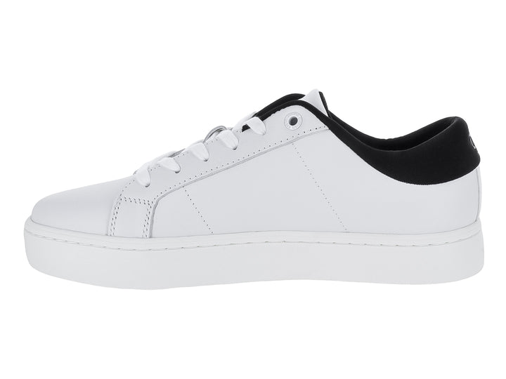 Tenis blancos de cuero Calvin Klein con detalles en negro en el talón y logotipo lateral