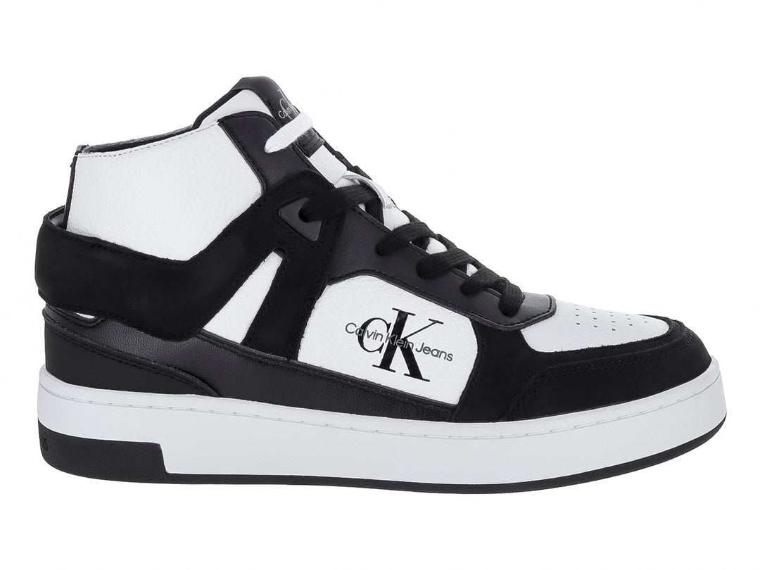 Tenis de corte medio Calvin Klein Jeans en colores blanco y negro con suela blanca.