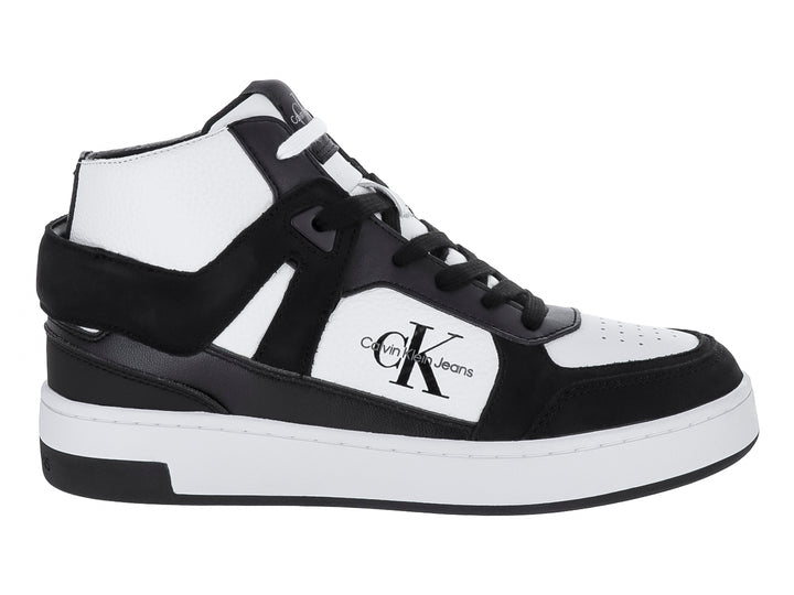Tenis de corte medio Calvin Klein Jeans en colores blanco y negro con suela blanca.