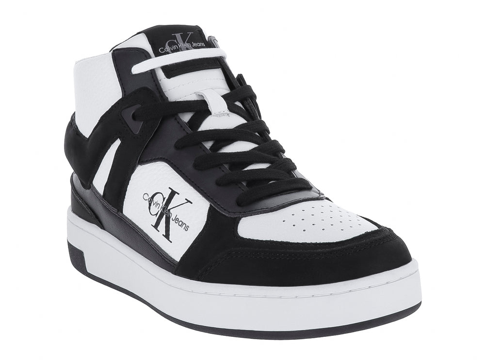 Tenis de corte medio Calvin Klein Jeans en colores blanco y negro con suela blanca.