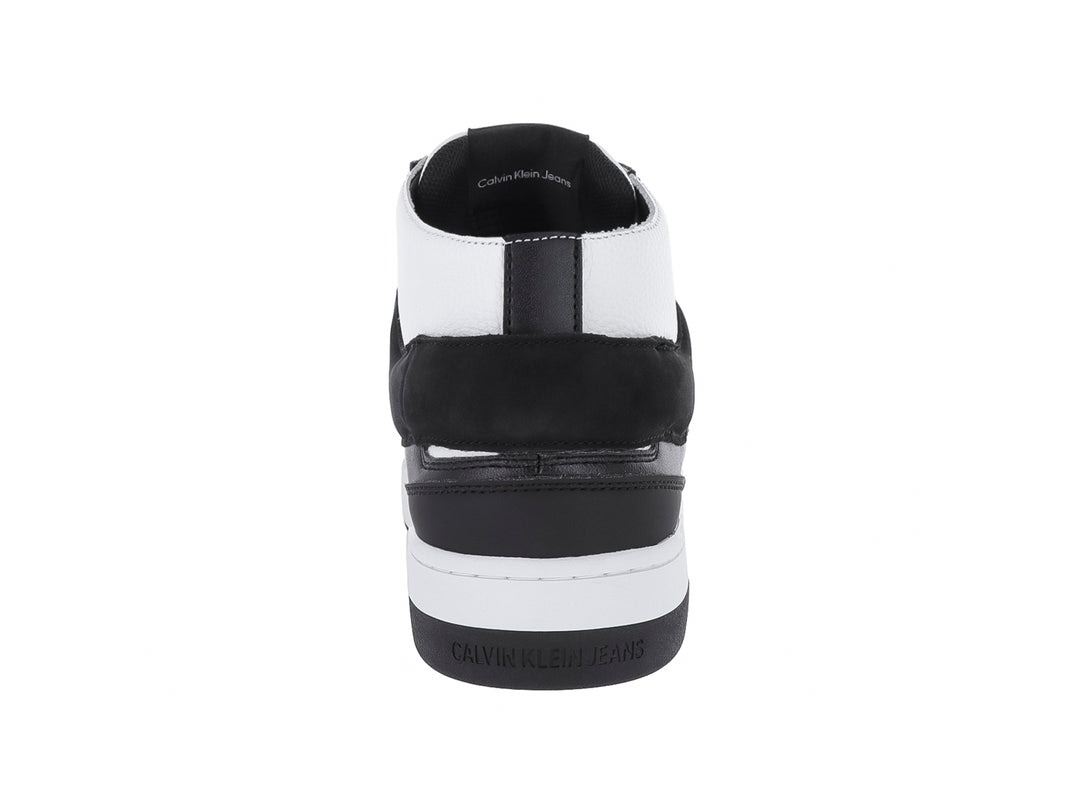 Tenis de corte medio Calvin Klein Jeans en colores blanco y negro con suela blanca.