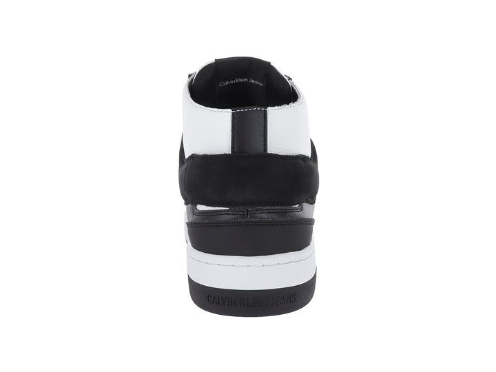 Tenis de corte medio Calvin Klein Jeans en colores blanco y negro con suela blanca.