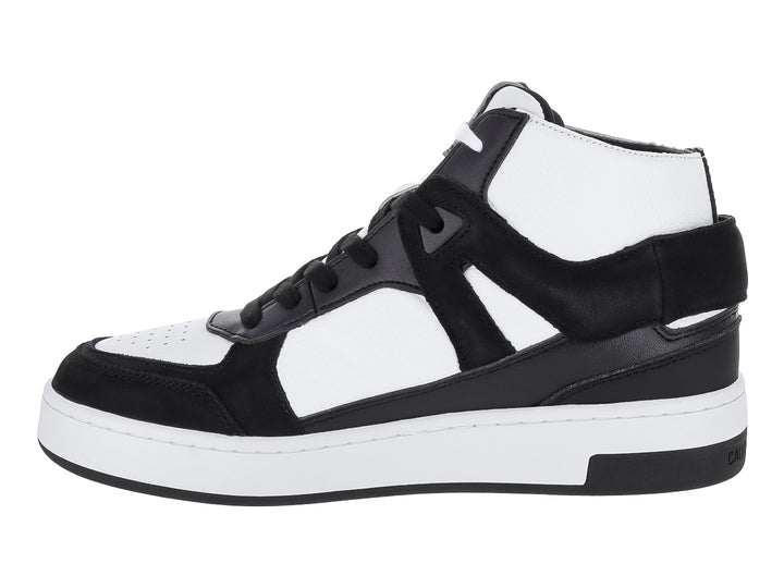 Tenis de corte medio Calvin Klein Jeans en colores blanco y negro con suela blanca.