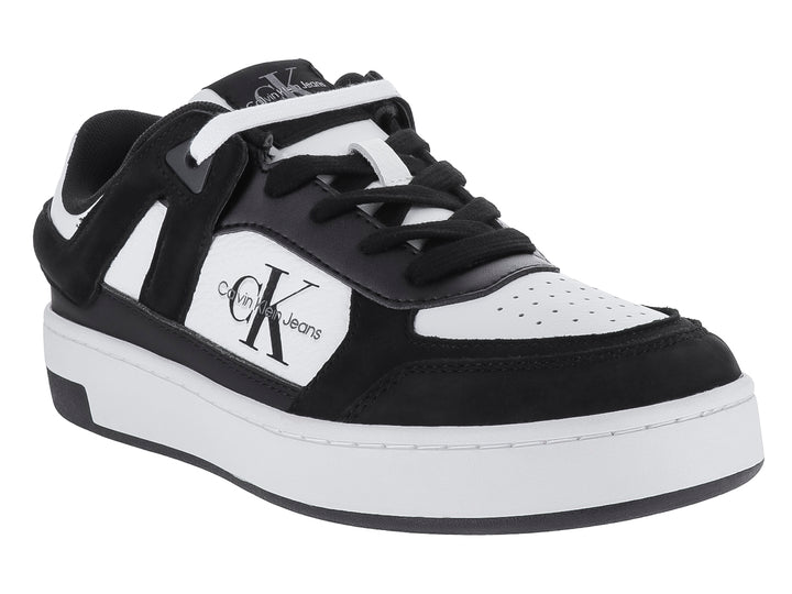 Tenis Calvin Klein de corte bajo en colores blanco y negro con logotipo CK lateral.