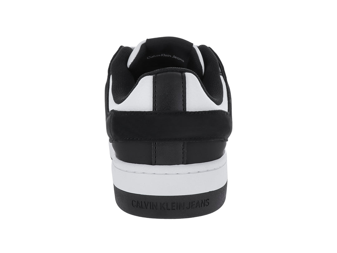 Tenis Calvin Klein de corte bajo en colores blanco y negro con logotipo CK lateral.