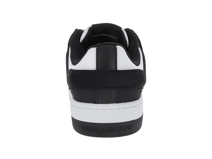 Tenis Calvin Klein de corte bajo en colores blanco y negro con logotipo CK lateral.