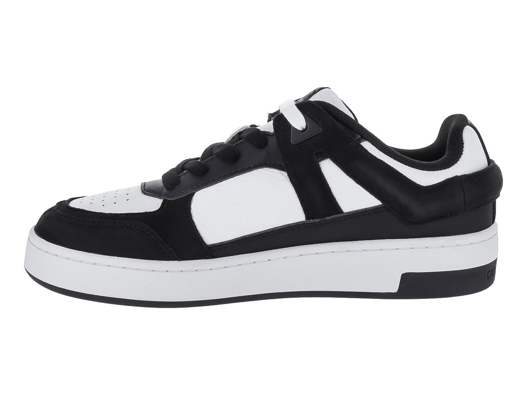 Tenis Calvin Klein de corte bajo en colores blanco y negro con logotipo CK lateral.