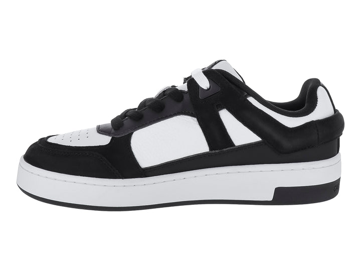 Tenis Calvin Klein de corte bajo en colores blanco y negro con logotipo CK lateral.