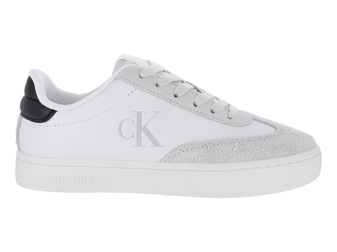 Tenis blancos Calvin Klein de corte bajo con punta gris y detalle negro en el talón.