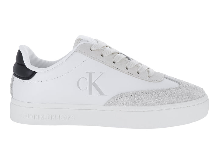 Tenis blancos Calvin Klein de corte bajo con punta gris y detalle negro en el talón.