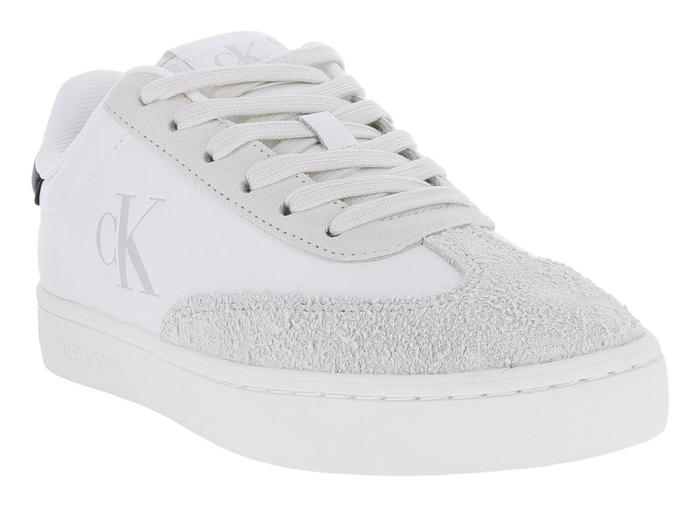 Tenis blancos Calvin Klein de corte bajo con punta gris y detalle negro en el talón.