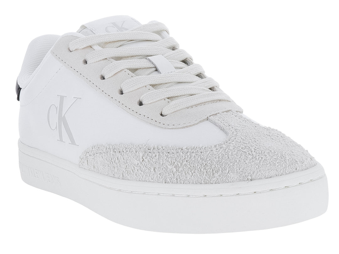 Tenis blancos Calvin Klein de corte bajo con punta gris y detalle negro en el talón.