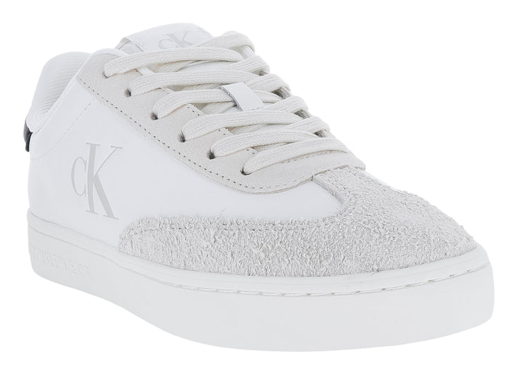 Tenis blancos Calvin Klein de corte bajo con punta gris y detalle negro en el talón.