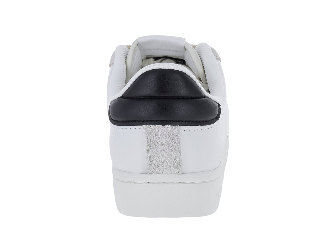Tenis blancos Calvin Klein de corte bajo con punta gris y detalle negro en el talón.