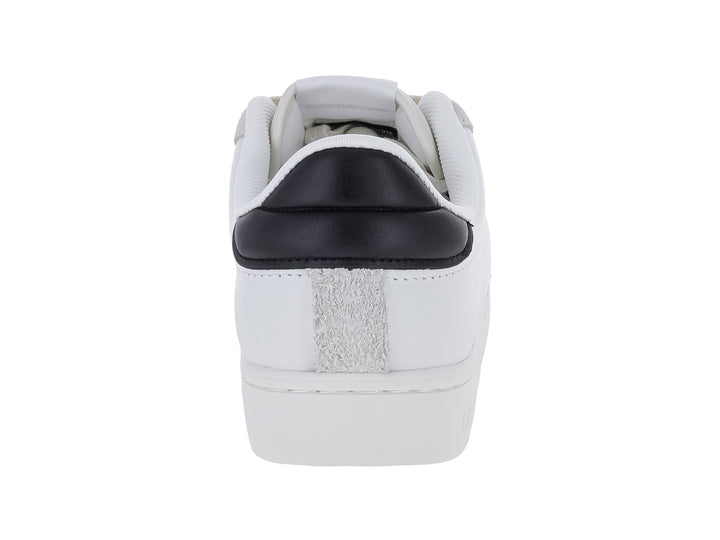 Tenis blancos Calvin Klein de corte bajo con punta gris y detalle negro en el talón.