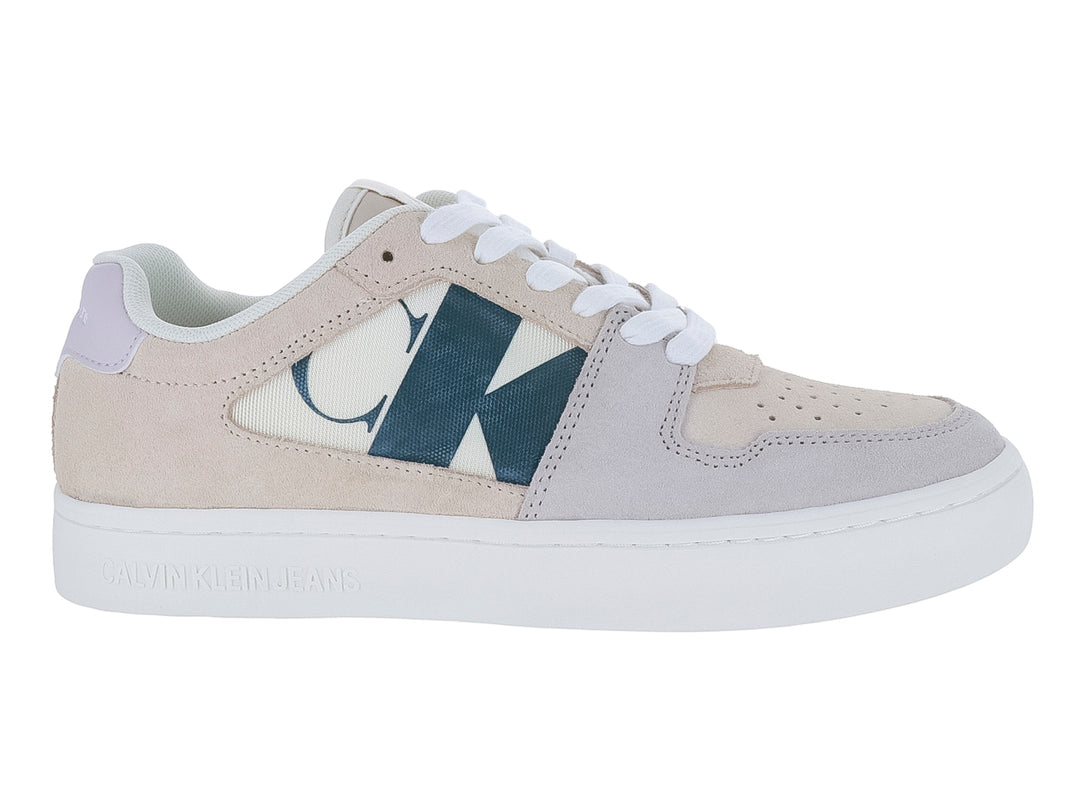 Tenis casuales Calvin Klein en tonos beige y lila con suela blanca y logotipo lateral en azul marino.