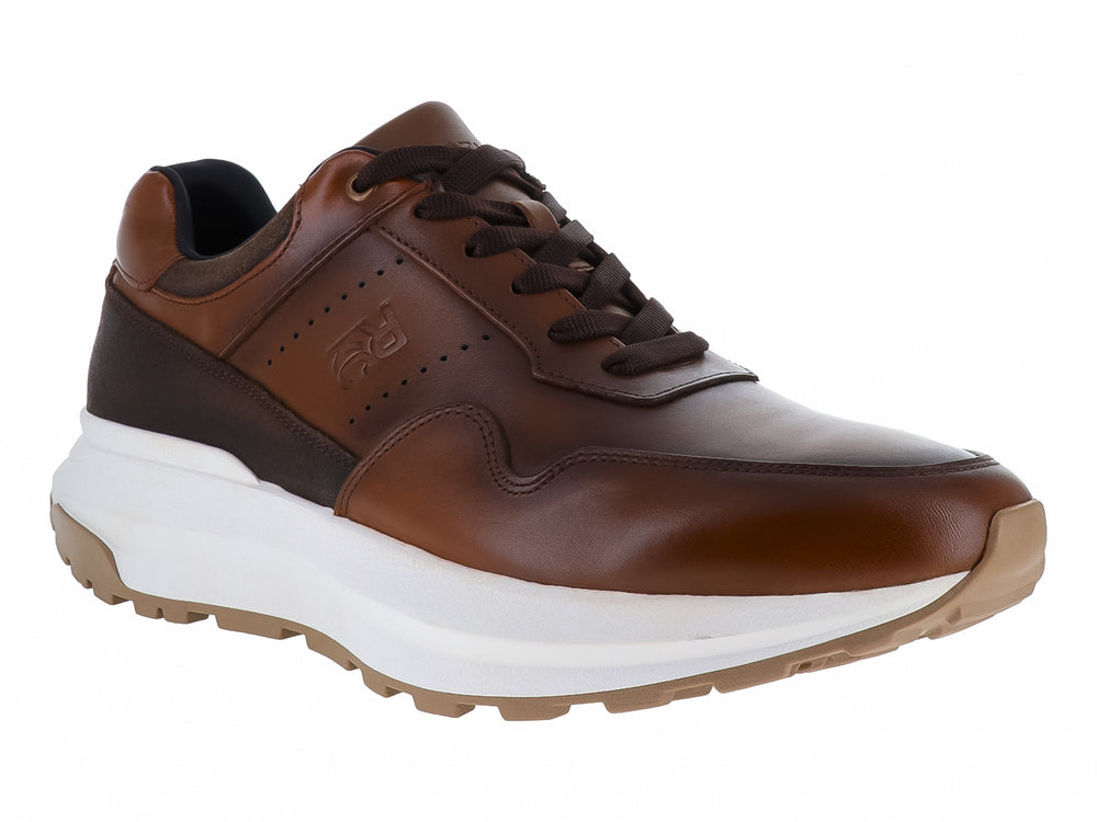 Zapato deportivo Kenneth Cole de piel color nuez con suela blanca y detalles en marrón oscuro.