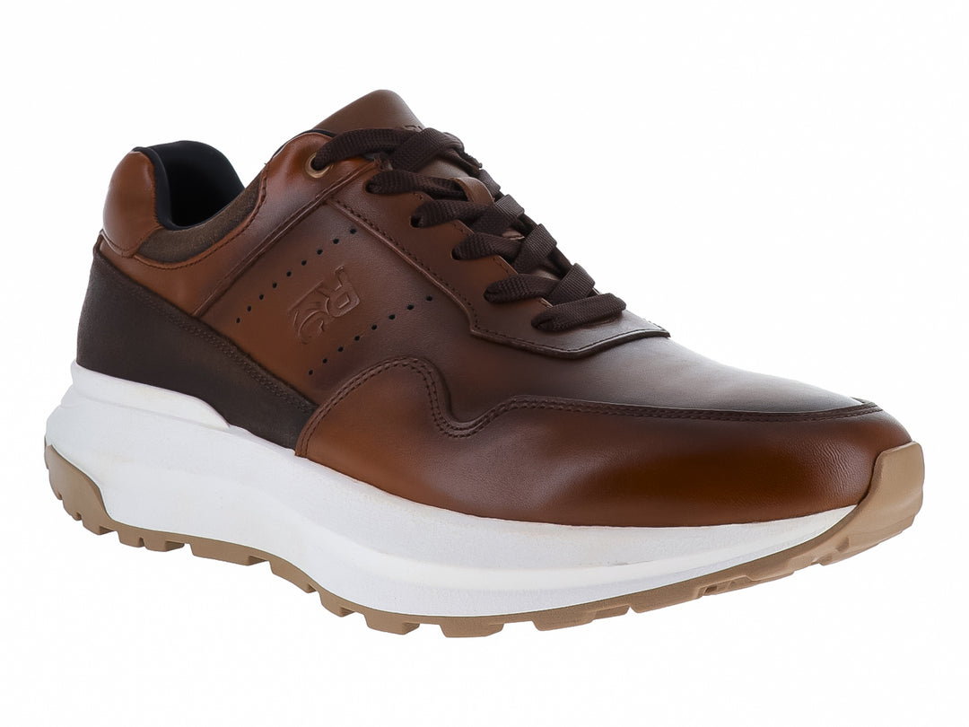 Zapato deportivo Kenneth Cole de piel color nuez con suela blanca y detalles en marrón oscuro.