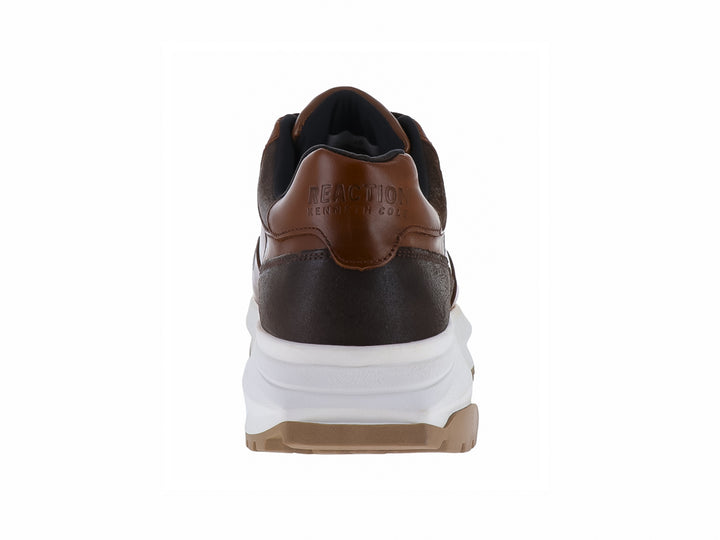 Zapato deportivo Kenneth Cole de piel color nuez con suela blanca y detalles en marrón oscuro.