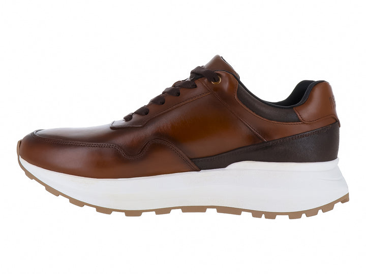 Zapato deportivo Kenneth Cole de piel color nuez con suela blanca y detalles en marrón oscuro.