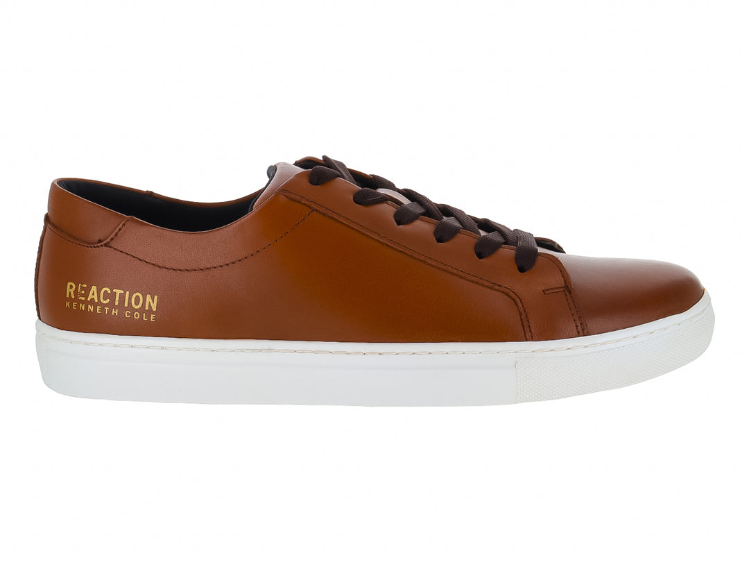 Tenis Kenneth Cole Reaction de piel color nuez con suela blanca y cordones marrón oscuro.